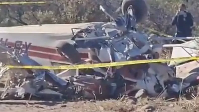 Autoridades resguardan la zona del accidente aéreo. / RRSS