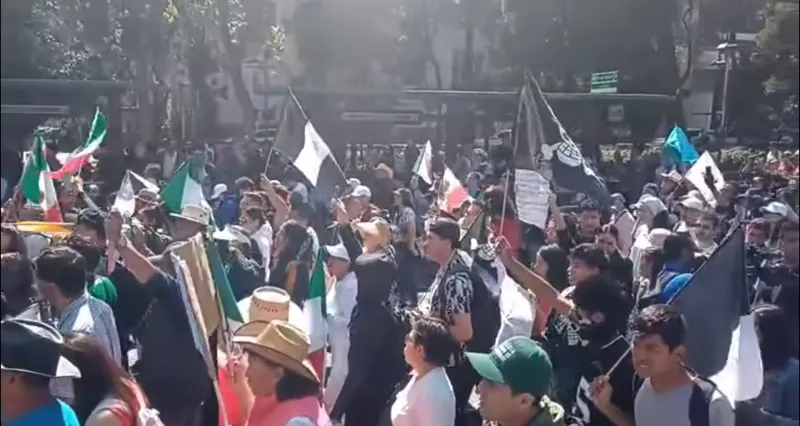 El pequeño grupo no dejó de lanzar consignas contra el gobierno / Redes Sociales