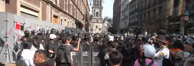 La policía no dejó avanzar al contingente al Zócalo / Redes Sociales