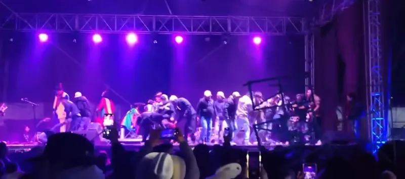 Los músicos se pelearon por querer tocar ante la audiencia / Redes Sociales