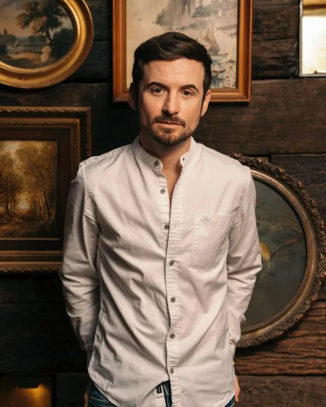 El actor de Club de Cuervos ahora lo puedes ver en teatro / IG: @jesuszavala_mx