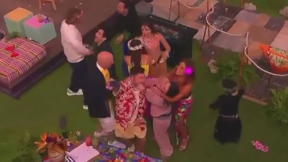 Abelito se soba la cabeza luego de sufrir un golpe con la mesa/X: @LaCasaFamososMx