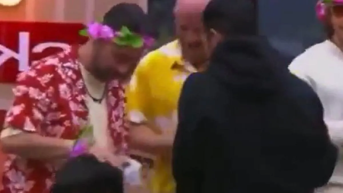 Aquí se ve cuando Shiky limpia la sangre que Abelito tenía en la cabeza/X: @LaCasaFamososMx