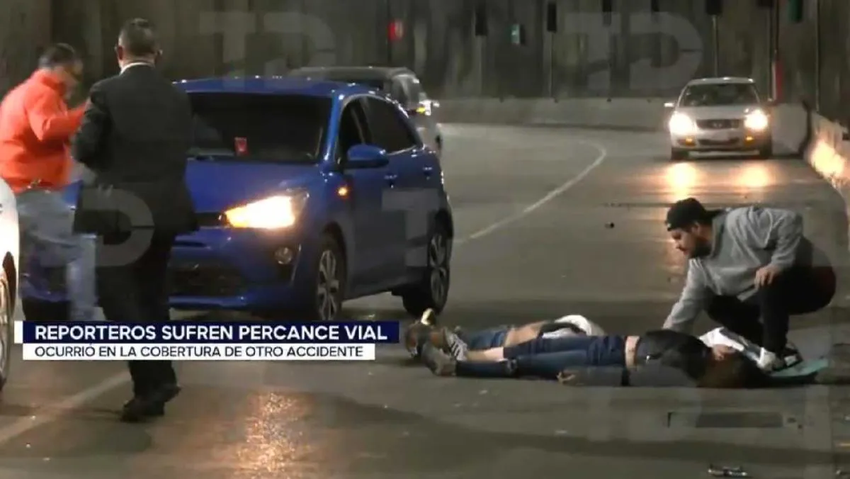 El reportero (chamarra naranja) corrió antes del choque del auto con la ambulancia/X: @telediario