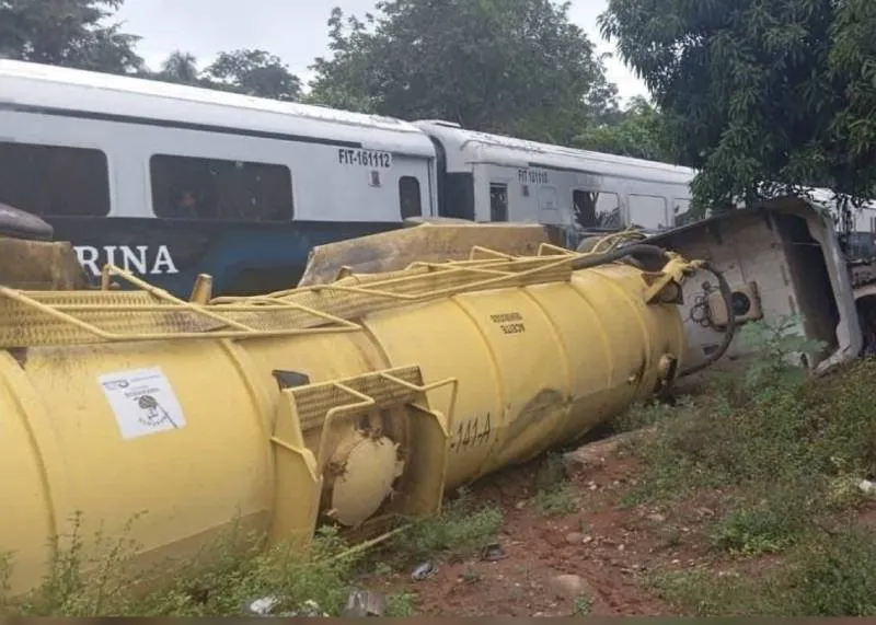 El accidente se dio luego de que el tráiler trató de ganarle el paso al tren/Redes sociales