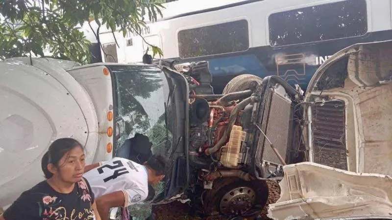 El conductor del tráiler resulto con varias lesiones/Redes sociales