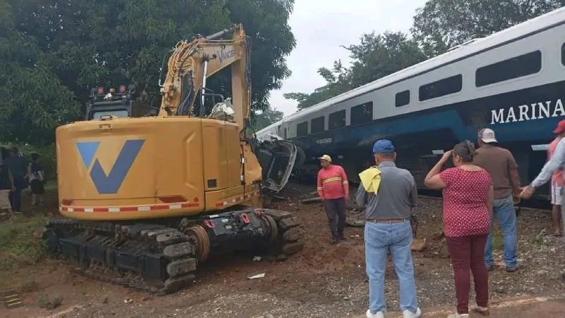 Curiosos y vecinos fueron los primeros en llegar a la escena del accidente/Redes sociales