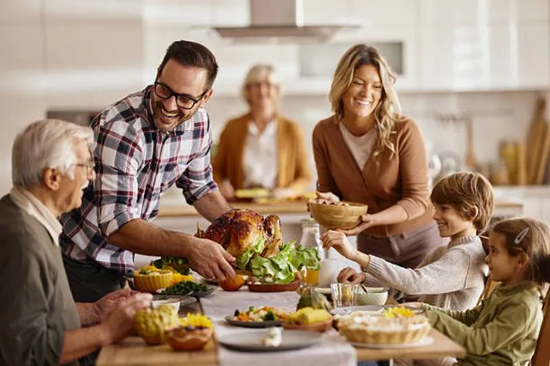 Familias y comunidades en México celebran el Thanksgiving. / iStock