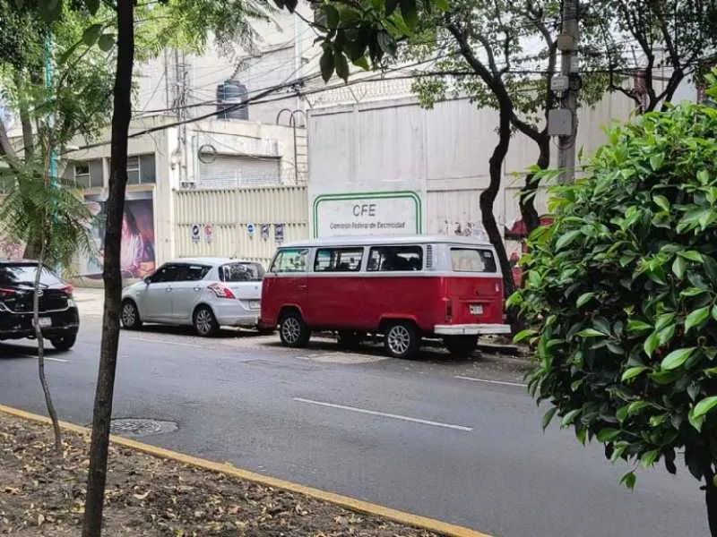 Esa es la camioneta en donde el artista duerme junto a sus mascotas/La Silla Rota