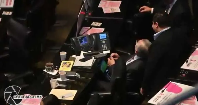 Adán Augusto fue severamente criticado por preferir ver el futbol a trabajar/X: @ObturadorMX_