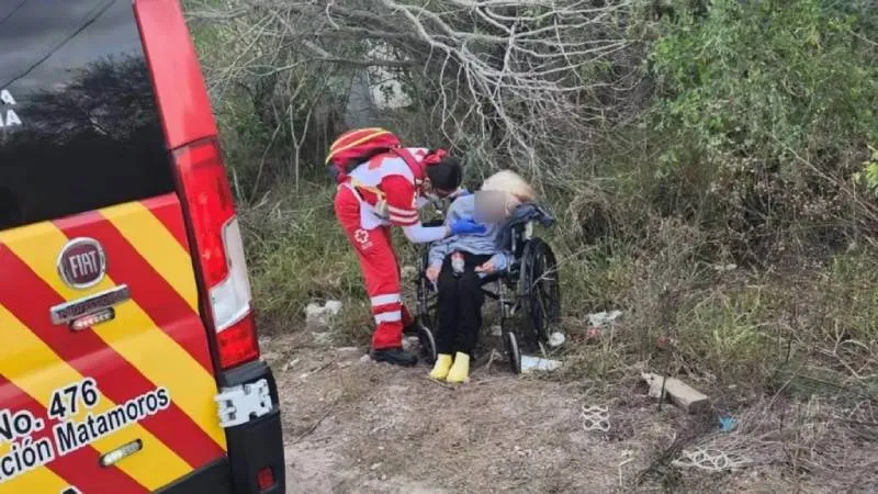 Personal del Sistema DIF Matamoros brinda atención médica y cuidados a la mujer encontrada en la vía pública. / RS