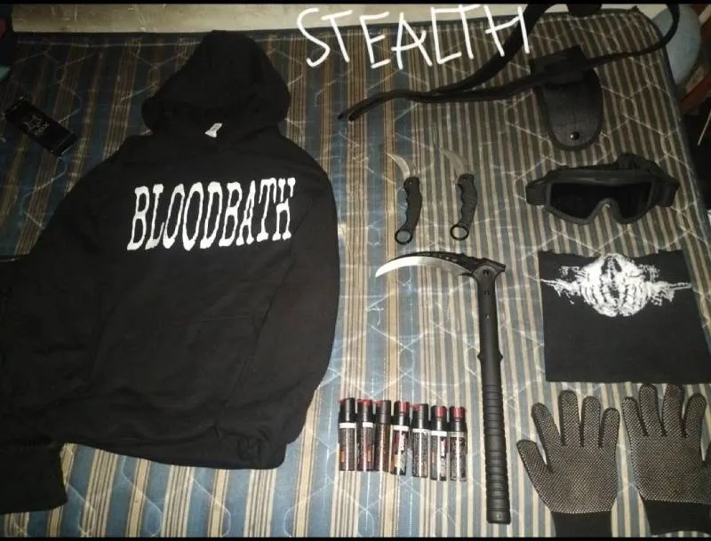 El presunto agresor presumió en Facebook sus armas y la ropa que llevaría/Facebook