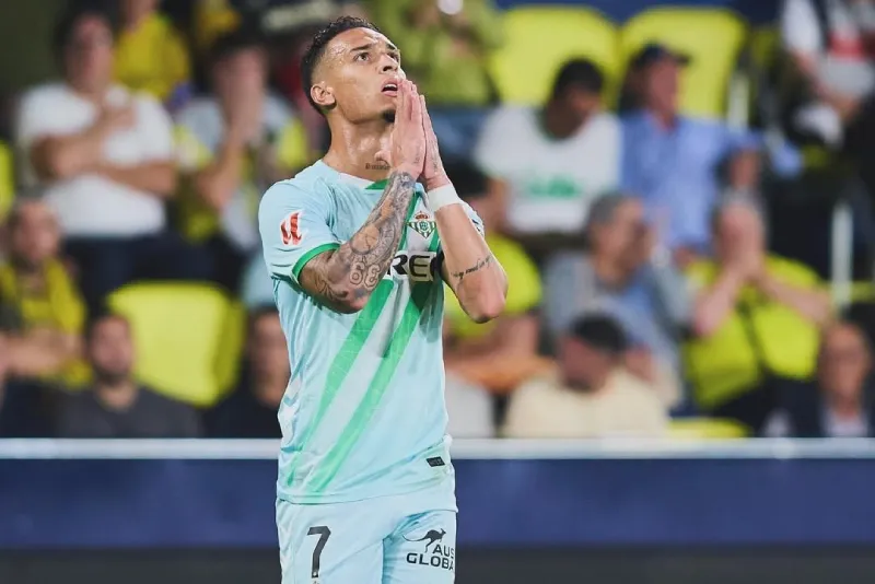 El delantero decidió mantenerse con el equipo verdiblanco