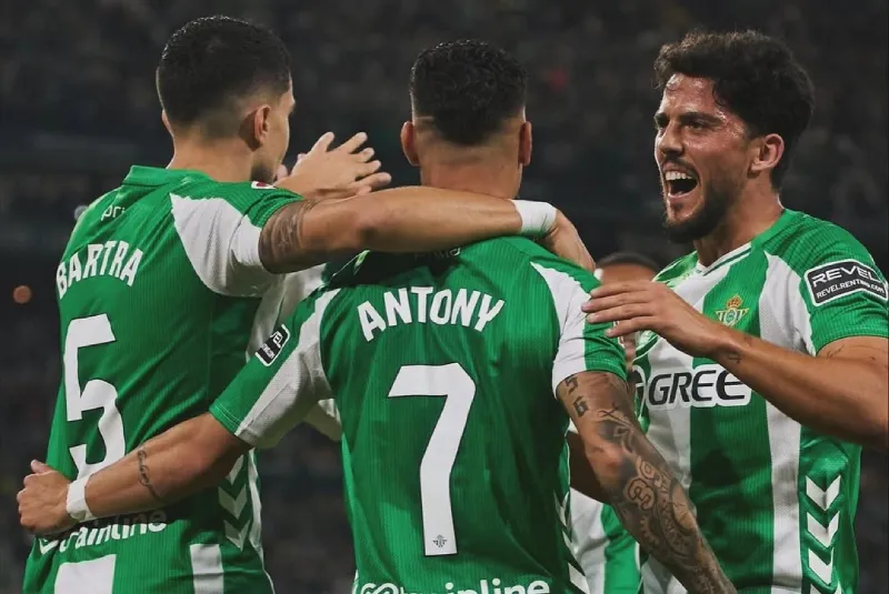 Antony aseguró que su familia es feliz en Sevilla