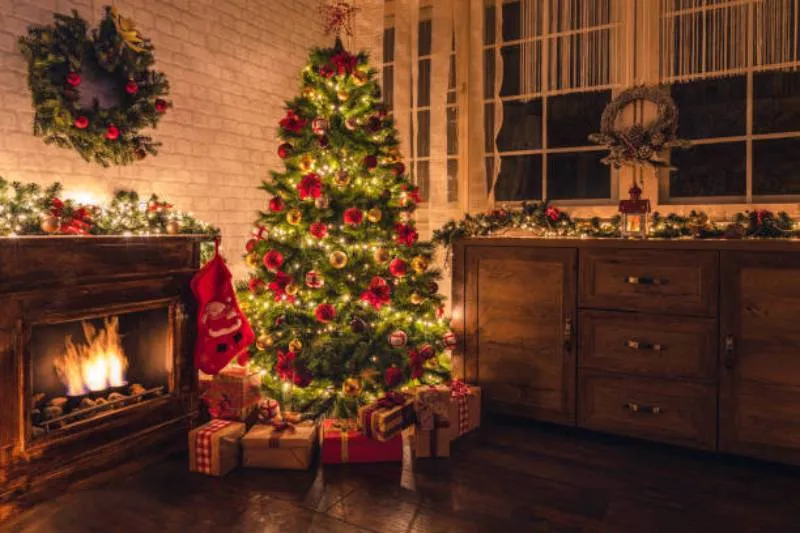 La decoración navideña transforma hogares y espacios públicos durante diciembre. / iStock
