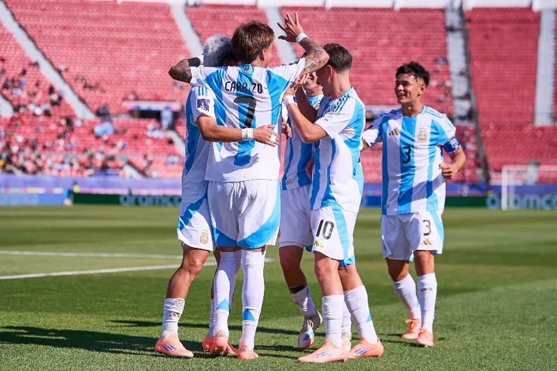 Jugadores de Argentina celebran un gol contra Nigeria en el Mundial Sub 20 | MEXSPORT