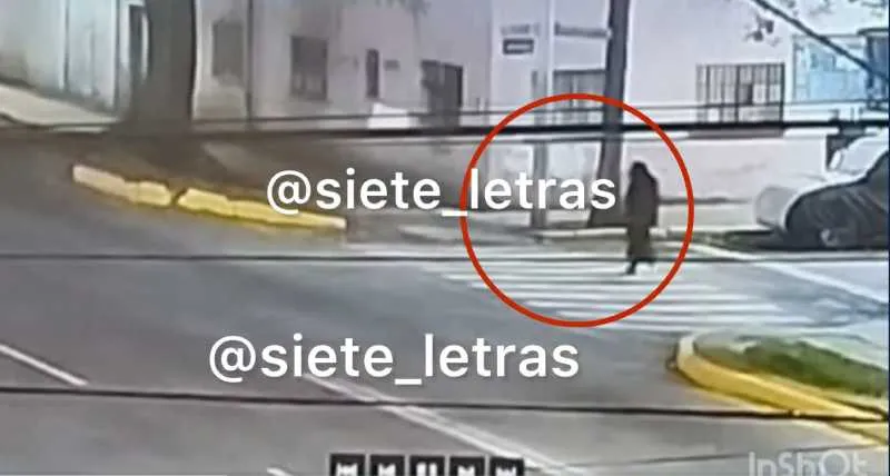 El hombre de la túnica negra caminó por la calle sin ser detenido/X: @siete_letras