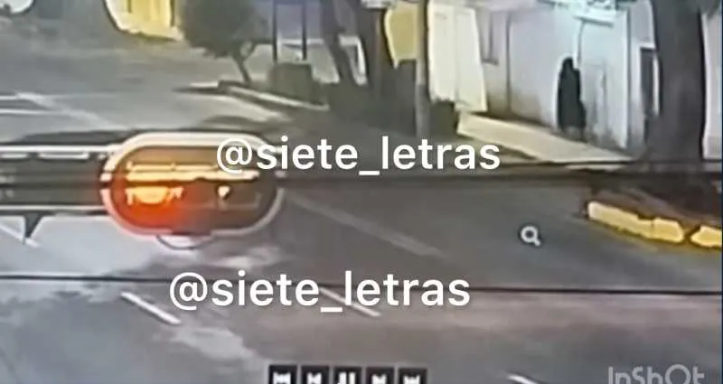 El hombre se deshizo de la túnica y luego entró al Metro Chabacano/X: @siete_letras