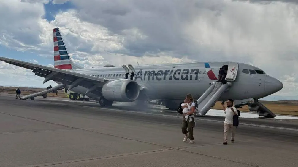 Se tuvo que ocupar la rampa inflable para que los pasajeros descendieran del avión/X