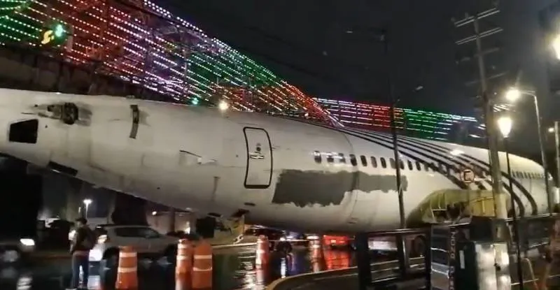 Fueron varias horas las que el Boeing 737 permaneció en la zona/X