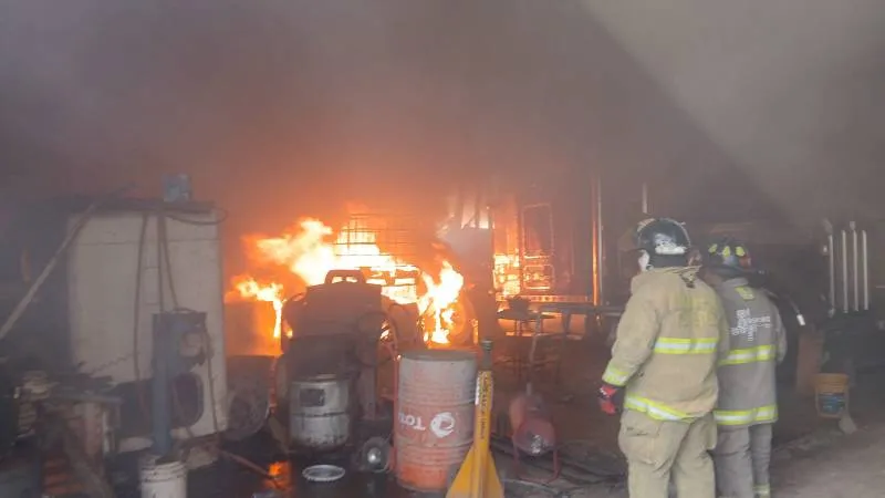 Los bomberos llegaron para controlar el incendio provocado pro el impacto/X: @PcybMetepec