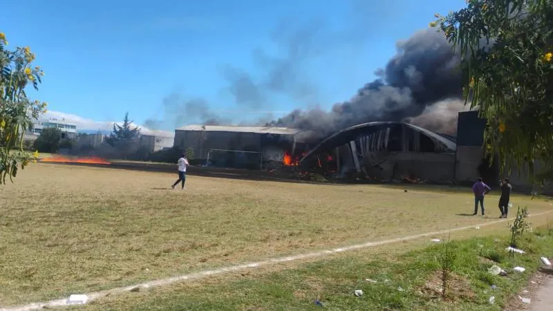 Se presume que en la avioneta iban varias personas/X: Así se veía desde el aire la caída de la avioneta en unas bodegas/X: @semaforoenambar