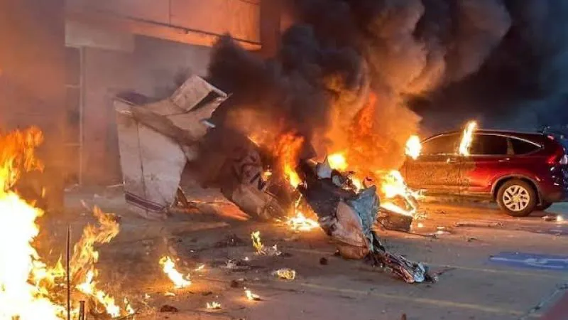 Las llamas consumieron la aeronave así como a varios autos/X