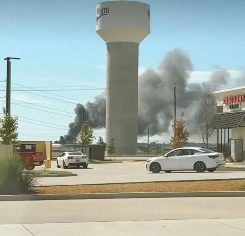 El incendio provocó una enorme columna de humo que se veía a lo lejos/X