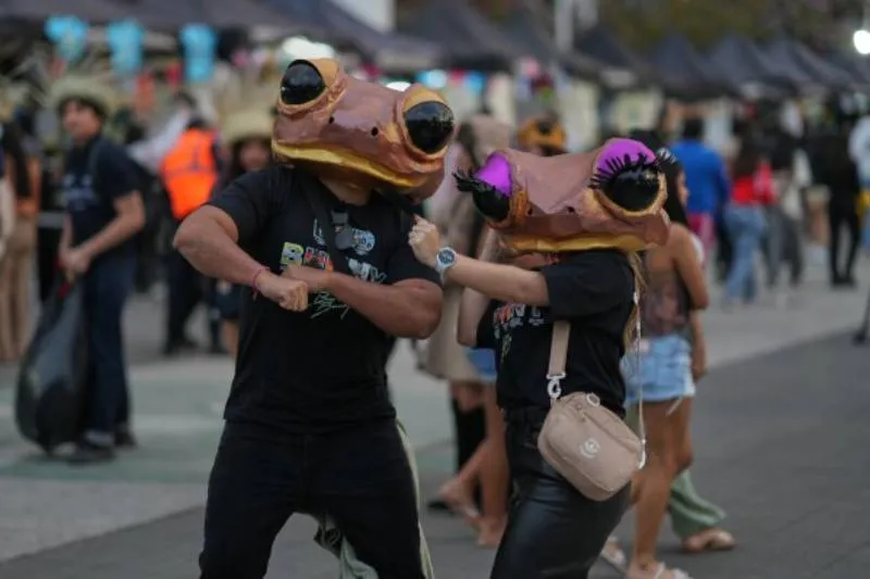 Fans de Bad Bunny con la cabeza de 'Concho'. / AP