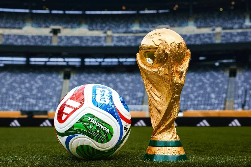 Balón y trofeo de la Copa del Mundo 2026 | @fifamedia