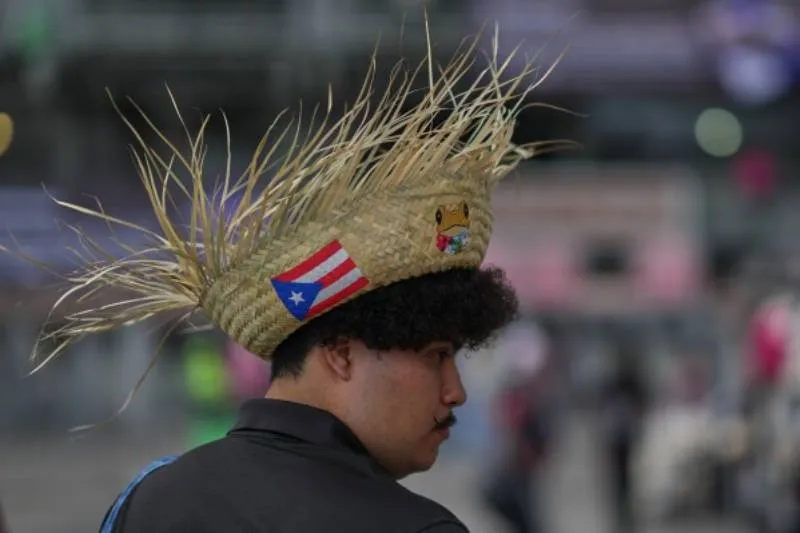 Fan de Bad Bunny con una pava. / AP