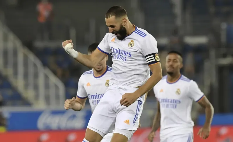Benzema en festejo de gol con Real Madrid