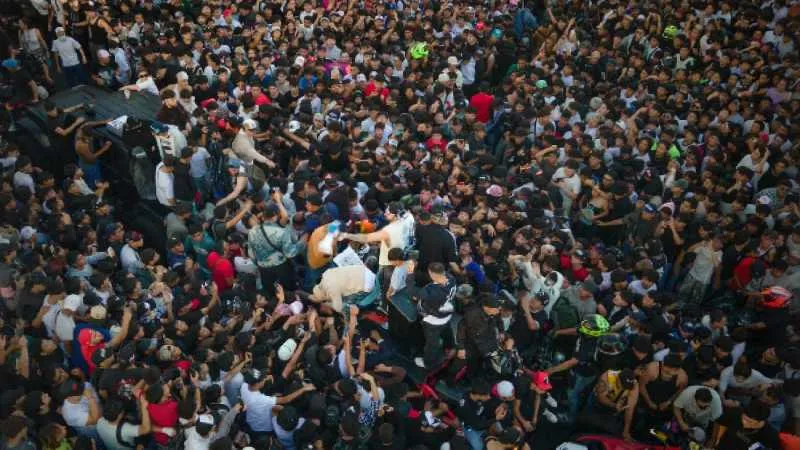 El influecer y el cantante reunieron a más de 2 mil personas en el Monumento a la Revolución/X