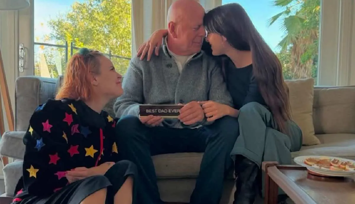 Su condición física se ha deteriorado y ahora su esposa e hijas se hacen cargo de él/X