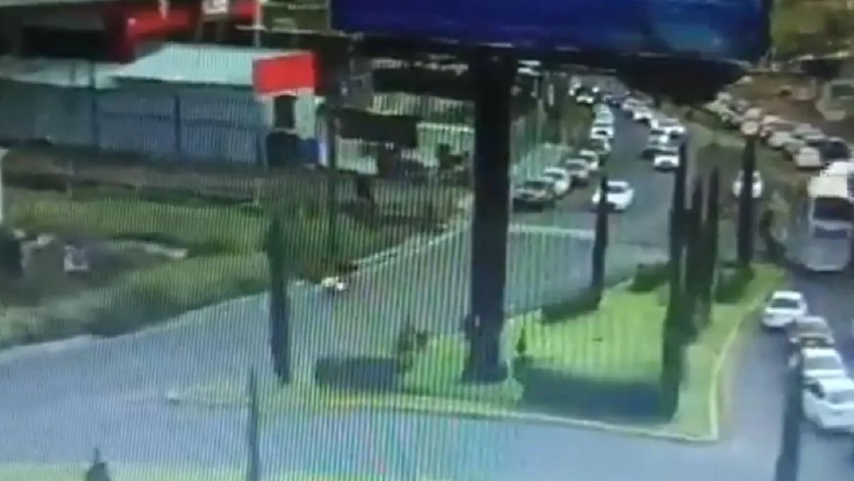 El camión fue impactado por un costado por el tren/X