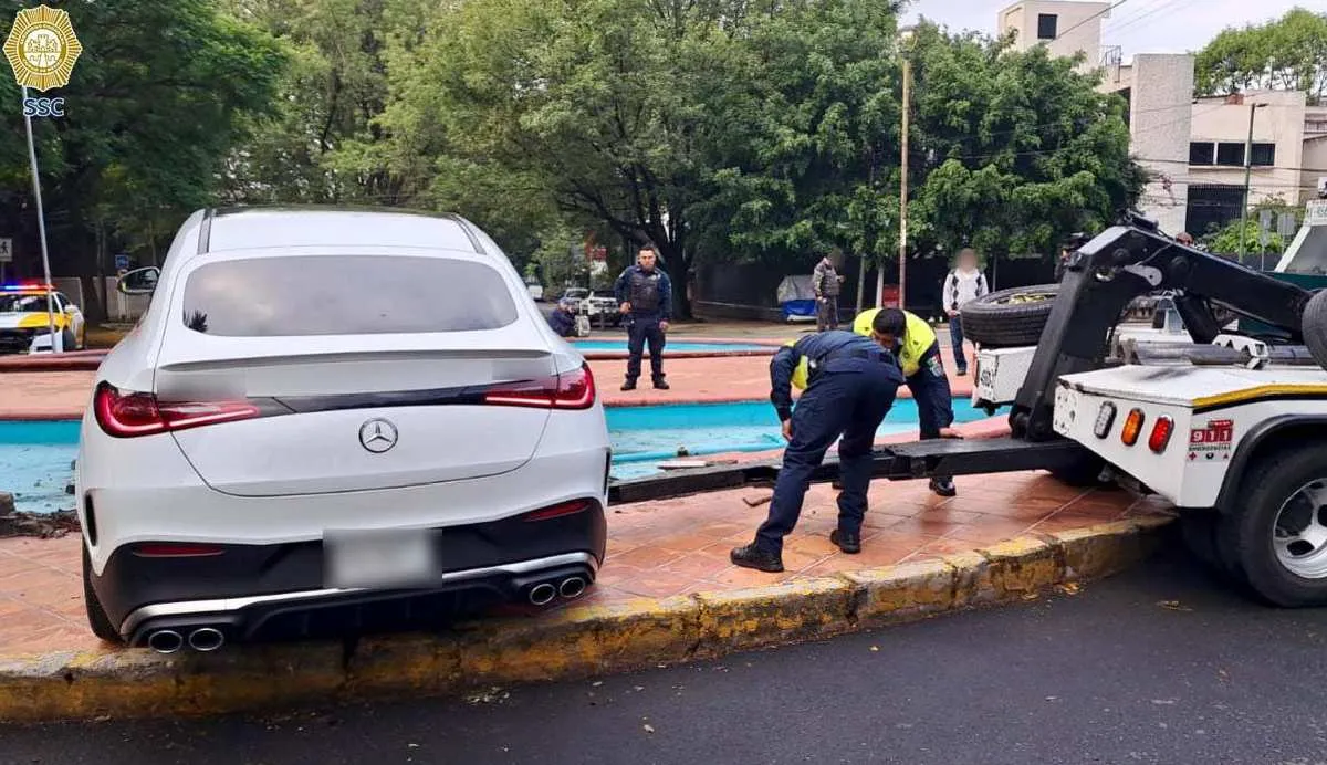 Fue necesaria la ayuda de una grúa para mover la camioneta/SSC