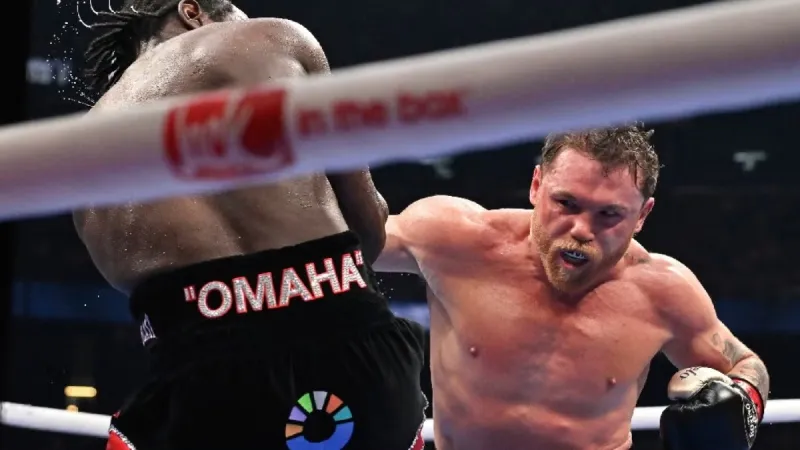 Canelo en la pelea contra Crawford