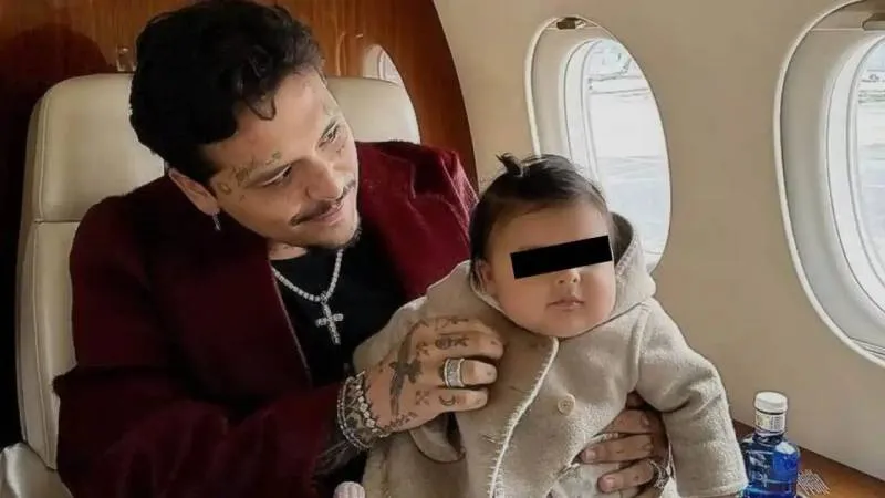 Christian Nodal y su hija Inti. / RS