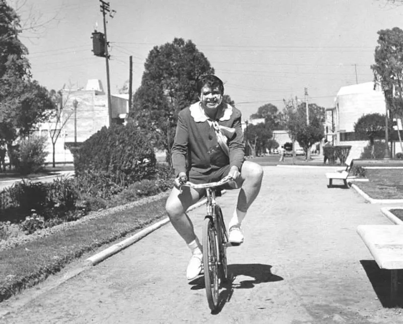 La serie revivirá los momentos clave que definieron la carrera y la vida de Xavier López "Chabelo". / FB: En Familia con Chabelo