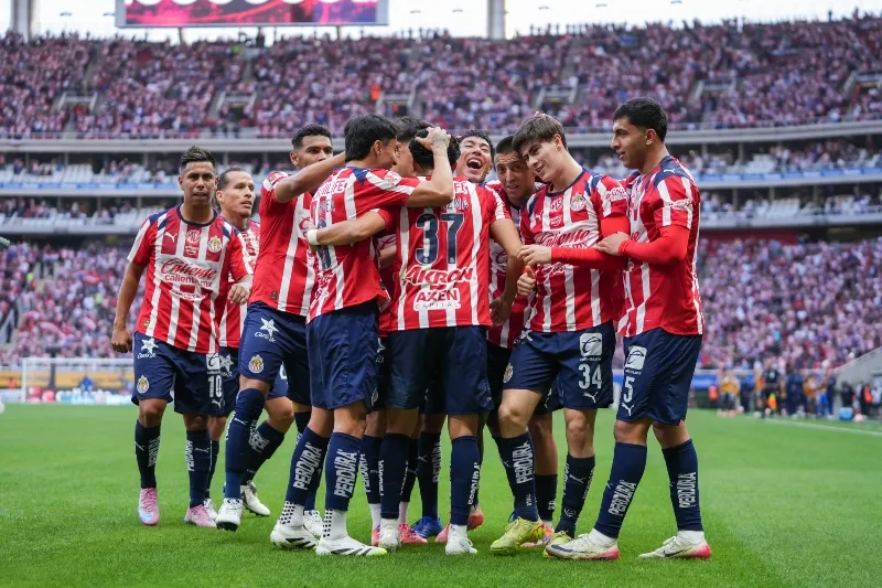 Jugadores de Chivas celebran un gol | IMAGO7