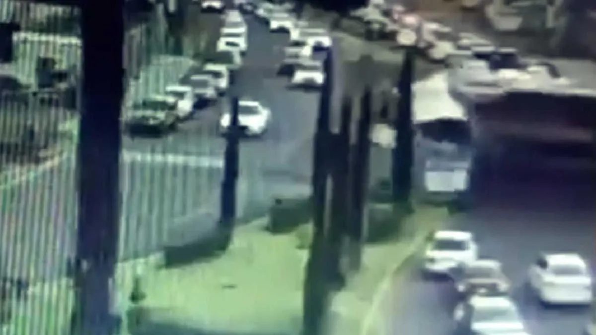 El camión fue arrastrado por el tren varios metros/X