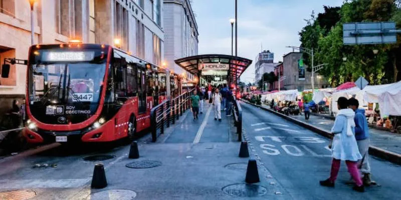 El Metrobús es uno de los transportes públicos más utilizados por los capitalinos/Pixabay