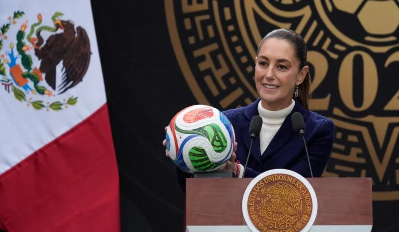 Sheinbaum con balón del Mundial