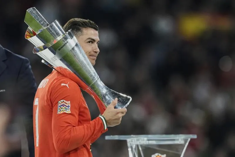 Cristiano Ronaldo con el trofeo de la Nations League