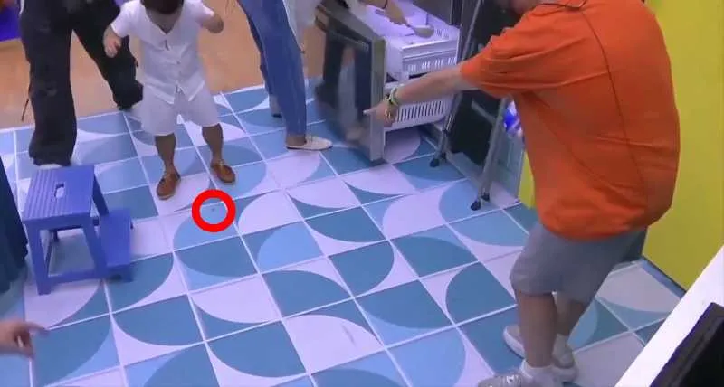 El animal intentó salvar la vida corriendo por toda la cocina/X: @LaCasaFamososMx