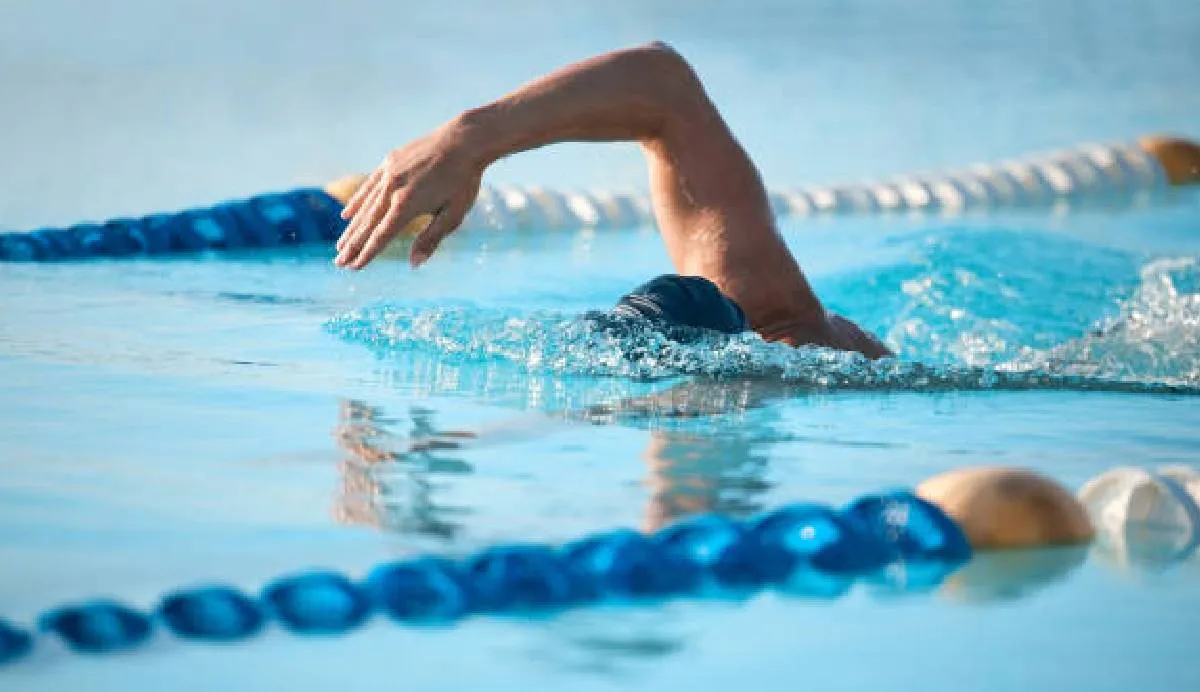 Si tienes más de 60 años y una credencial INAPAM, puedes aprovechar hasta el 100 % de descuento en albercas y clases de natación | iStock