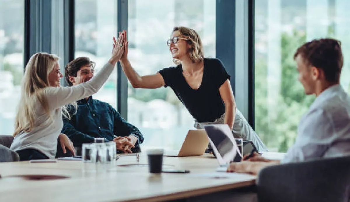Durante el periodo de vinculación laboral, las y los participantes recibirán un apoyo mensual de $8,364 pesos / iStock