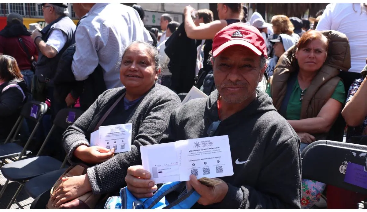 El 4 de agosto de 2025, la jefa de Gobierno Clara Brugada entregó personalmente más de 7,700 tarjetas del programa | X: @Ines_GONI