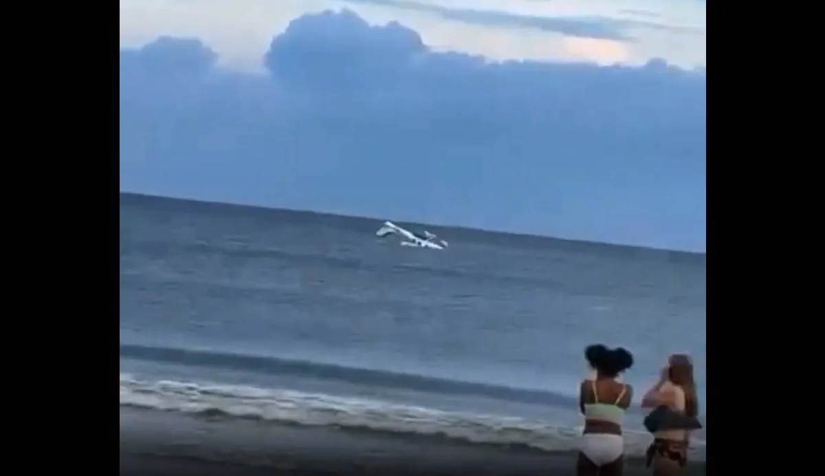 Momento exacto en que la avioneta toca el mar frente al muelle de Oak Island | Captura de pantalla
