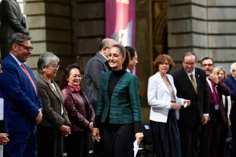 La mandataria explicó que decidió llegar caminando a la SEP porque iba tarde/Presidencia de México